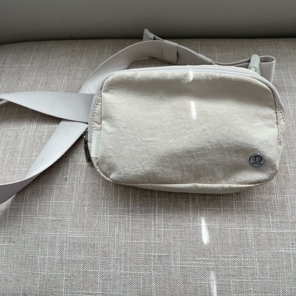 Lululemon Everywhere Belt Bag - White Opal